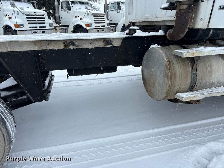 image for item DT6472 2000 Sterling L9500 truck cab and chassis