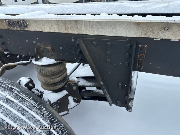 image for item DT6472 2000 Sterling L9500 truck cab and chassis