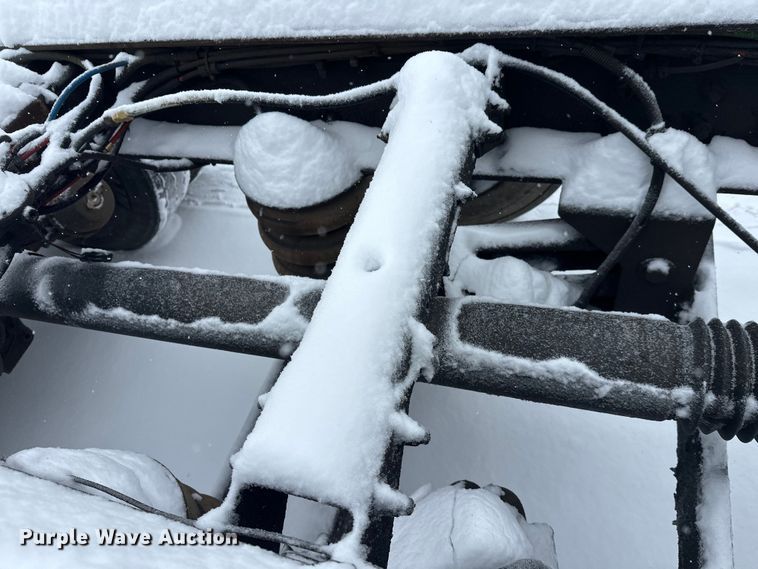 image for item DT6472 2000 Sterling L9500 truck cab and chassis