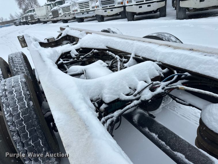 image for item DT6472 2000 Sterling L9500 truck cab and chassis