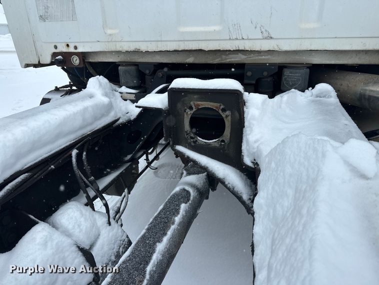 image for item DT6472 2000 Sterling L9500 truck cab and chassis