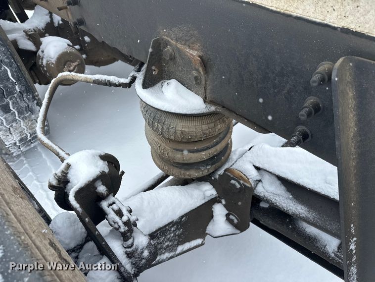 image for item DT6472 2000 Sterling L9500 truck cab and chassis