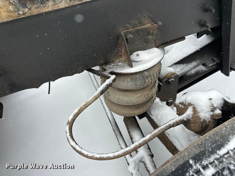 image for item DT6472 2000 Sterling L9500 truck cab and chassis