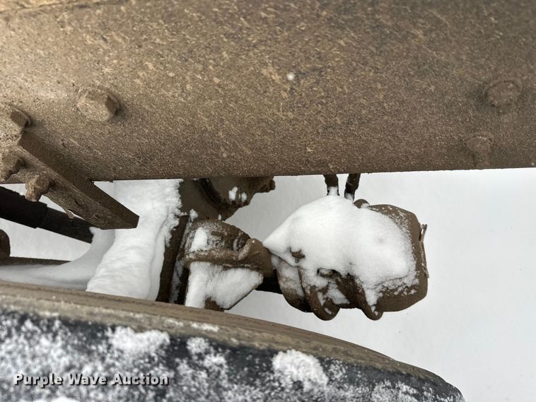 image for item DT6472 2000 Sterling L9500 truck cab and chassis