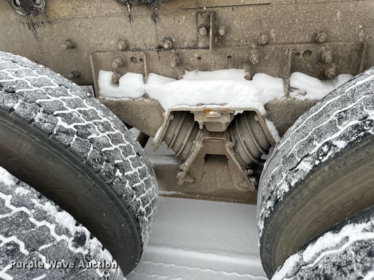 image for item DT6472 2000 Sterling L9500 truck cab and chassis