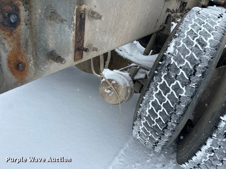 image for item DT6472 2000 Sterling L9500 truck cab and chassis