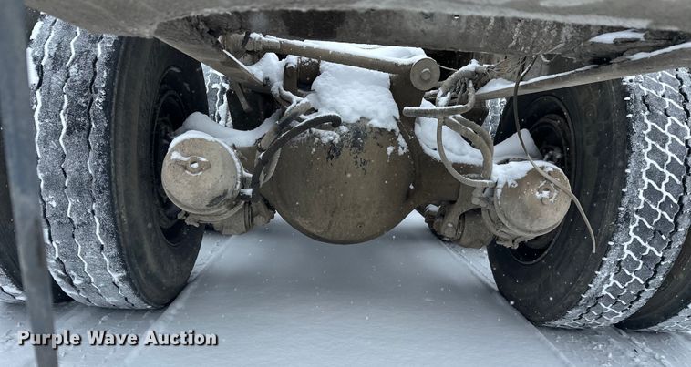 image for item DT6472 2000 Sterling L9500 truck cab and chassis