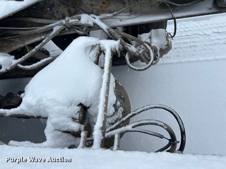 image for item DT6472 2000 Sterling L9500 truck cab and chassis