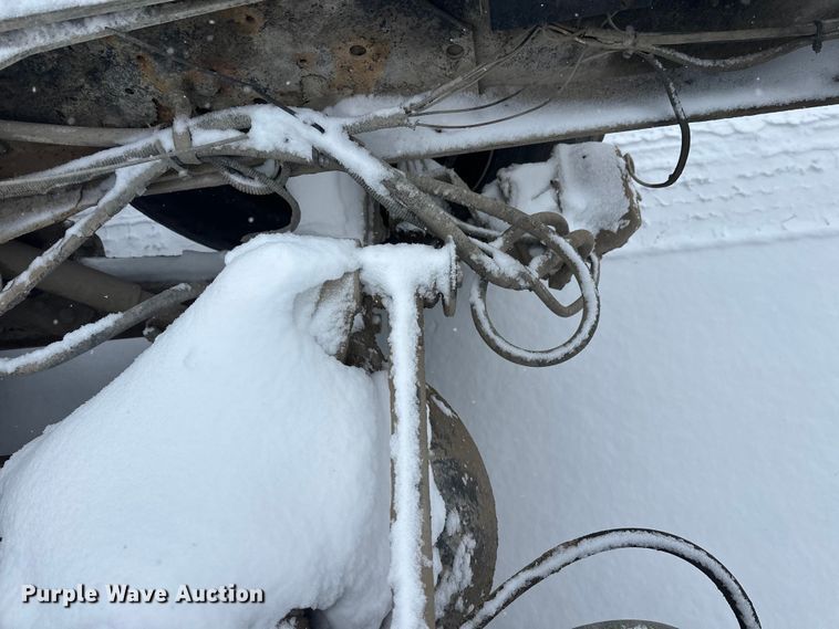 image for item DT6472 2000 Sterling L9500 truck cab and chassis