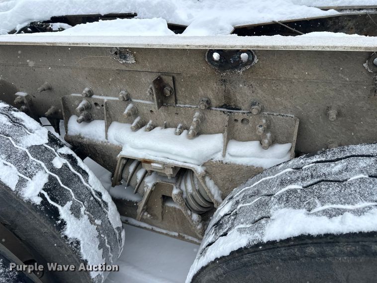 image for item DT6472 2000 Sterling L9500 truck cab and chassis