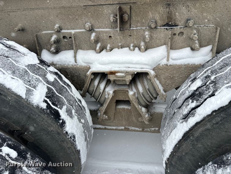 image for item DT6472 2000 Sterling L9500 truck cab and chassis