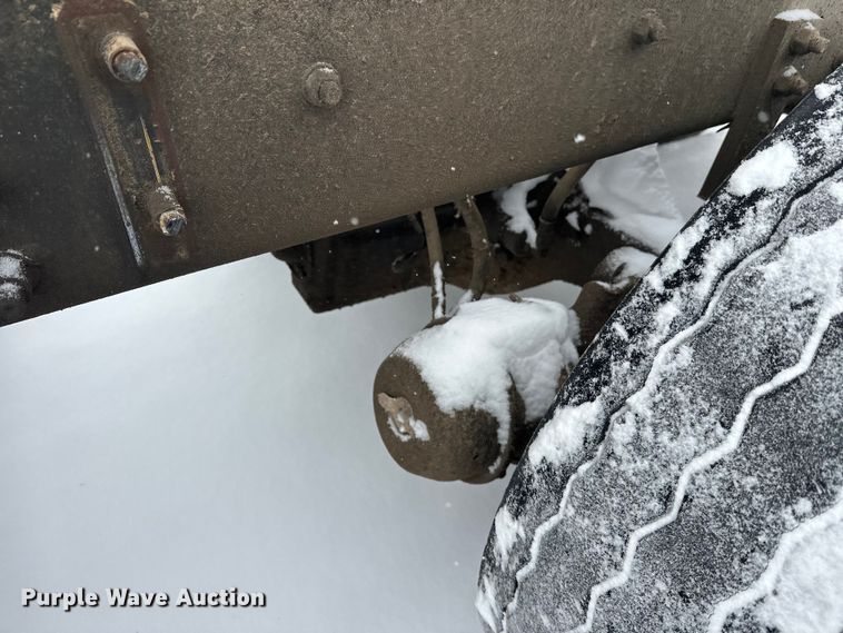 image for item DT6472 2000 Sterling L9500 truck cab and chassis