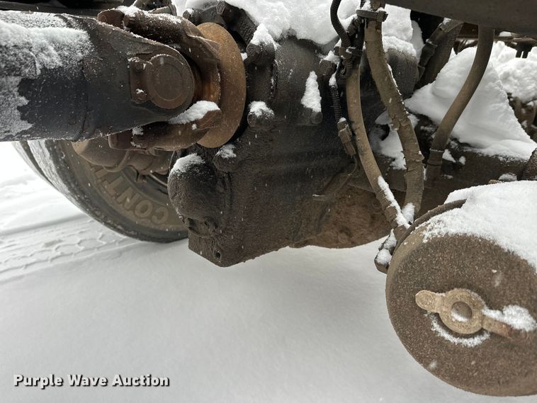 image for item DT6472 2000 Sterling L9500 truck cab and chassis