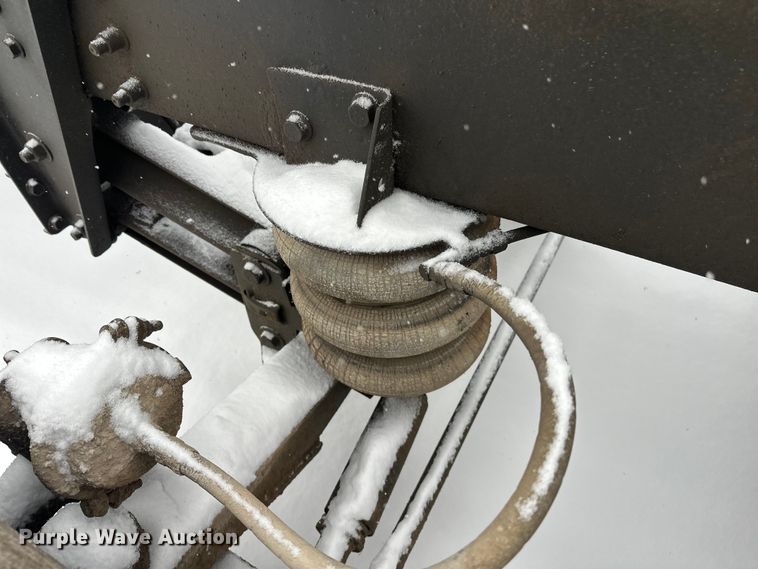 image for item DT6472 2000 Sterling L9500 truck cab and chassis