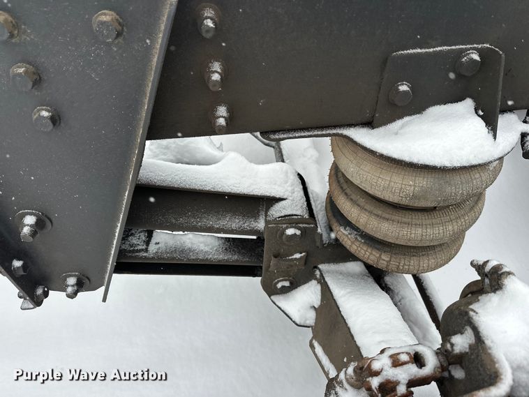 image for item DT6472 2000 Sterling L9500 truck cab and chassis