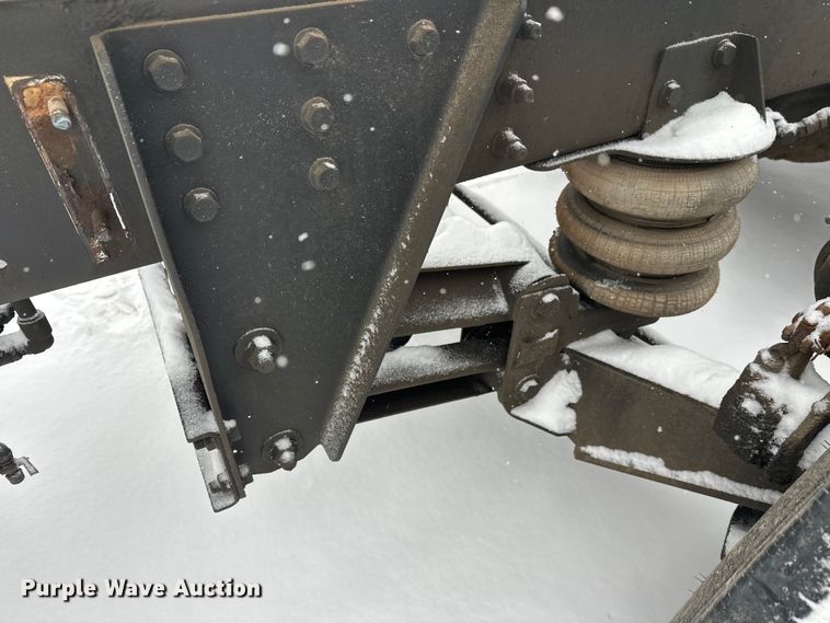 image for item DT6472 2000 Sterling L9500 truck cab and chassis