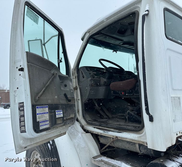 image for item DT6472 2000 Sterling L9500 truck cab and chassis