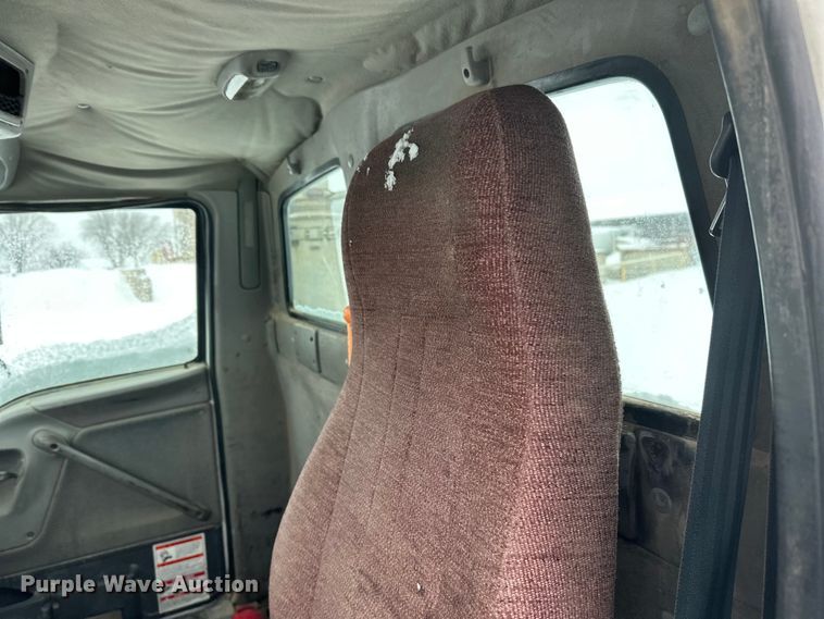 image for item DT6472 2000 Sterling L9500 truck cab and chassis