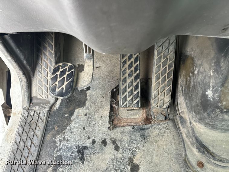 image for item DT6472 2000 Sterling L9500 truck cab and chassis