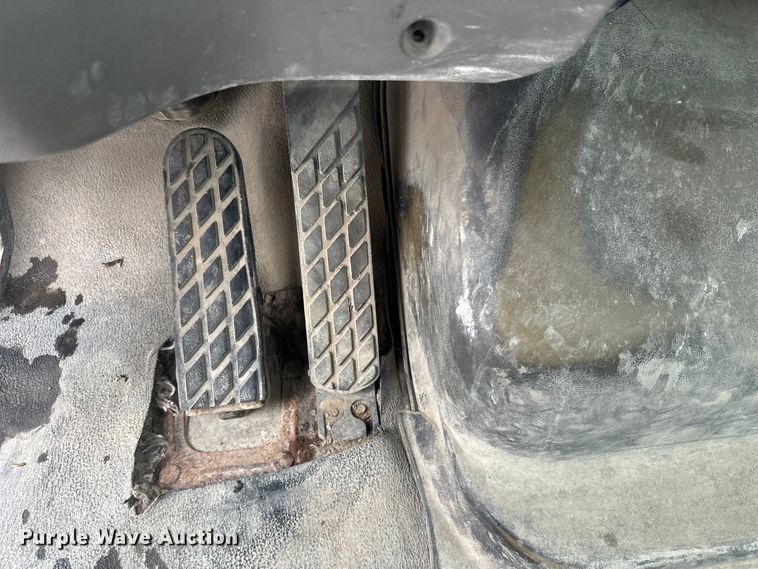 image for item DT6472 2000 Sterling L9500 truck cab and chassis