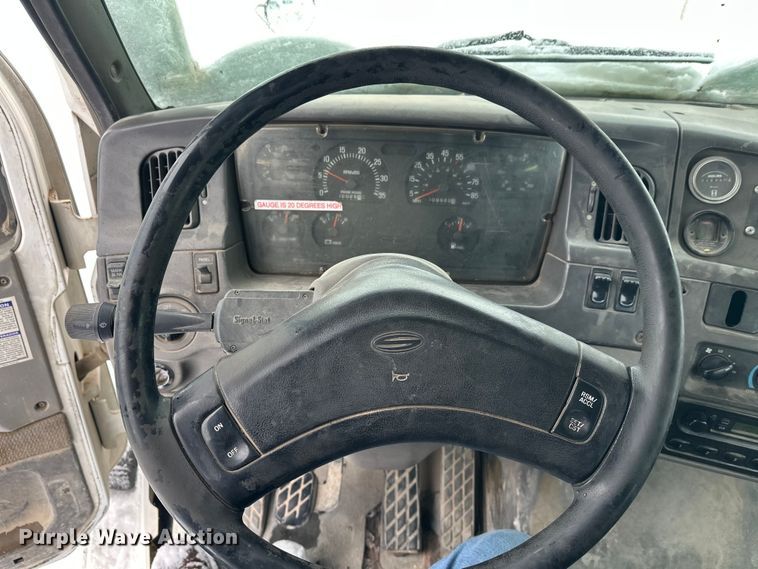 image for item DT6472 2000 Sterling L9500 truck cab and chassis