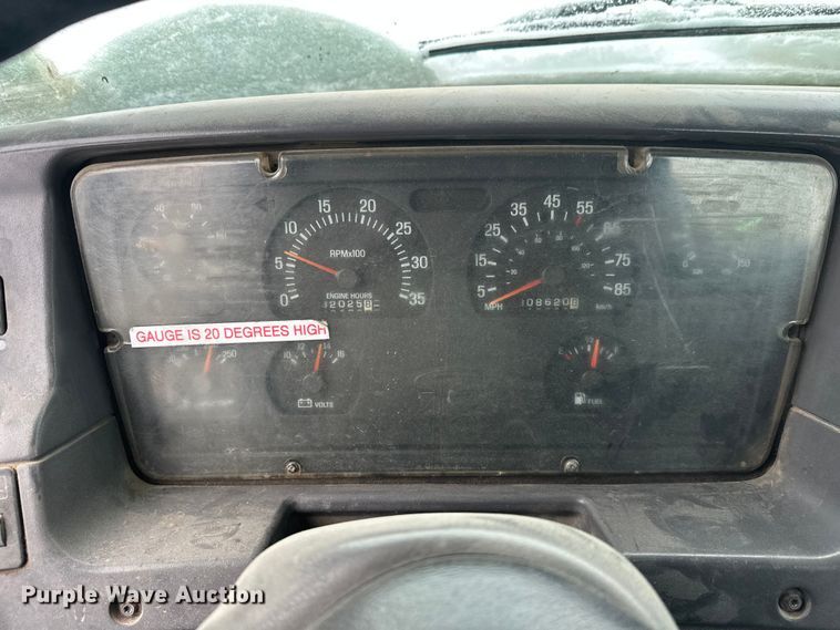 image for item DT6472 2000 Sterling L9500 truck cab and chassis