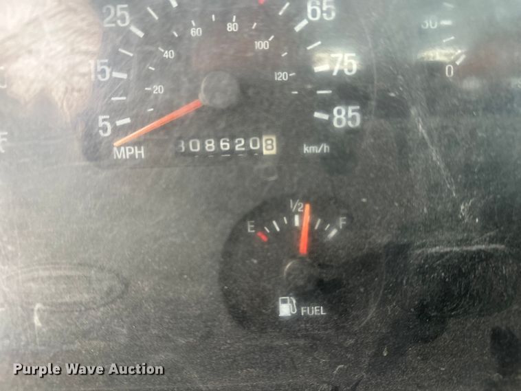 image for item DT6472 2000 Sterling L9500 truck cab and chassis