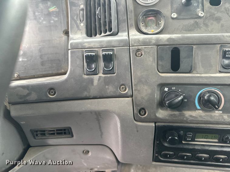 image for item DT6472 2000 Sterling L9500 truck cab and chassis