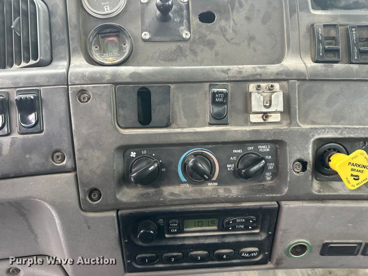 image for item DT6472 2000 Sterling L9500 truck cab and chassis