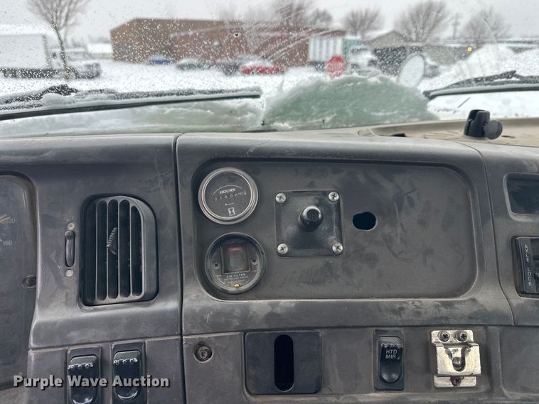 image for item DT6472 2000 Sterling L9500 truck cab and chassis