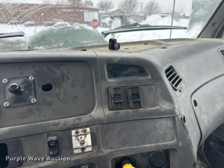 image for item DT6472 2000 Sterling L9500 truck cab and chassis