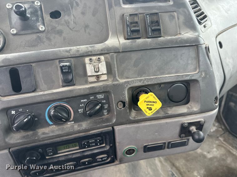 image for item DT6472 2000 Sterling L9500 truck cab and chassis