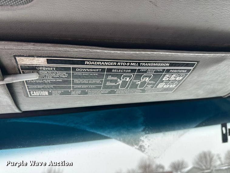 image for item DT6472 2000 Sterling L9500 truck cab and chassis