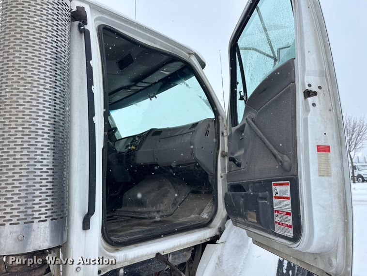 image for item DT6472 2000 Sterling L9500 truck cab and chassis