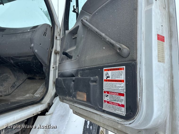 image for item DT6472 2000 Sterling L9500 truck cab and chassis