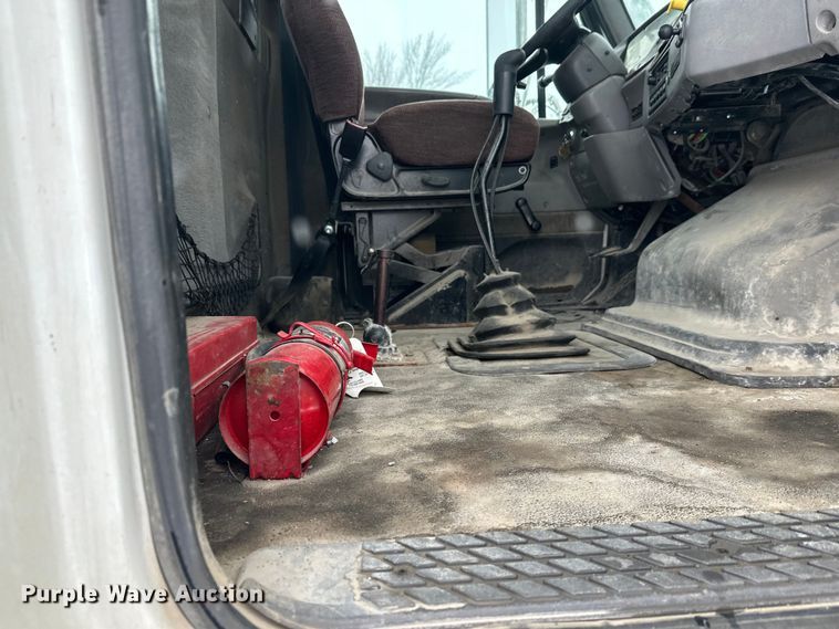 image for item DT6472 2000 Sterling L9500 truck cab and chassis