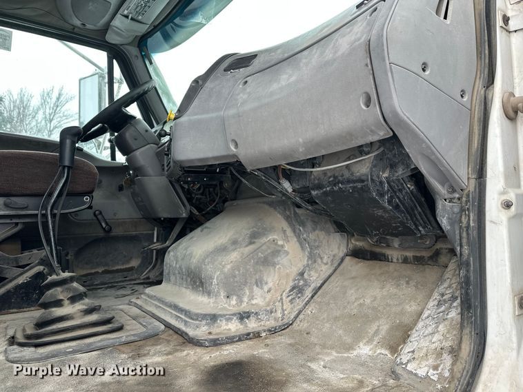 image for item DT6472 2000 Sterling L9500 truck cab and chassis