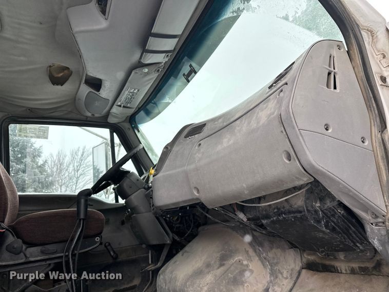 image for item DT6472 2000 Sterling L9500 truck cab and chassis