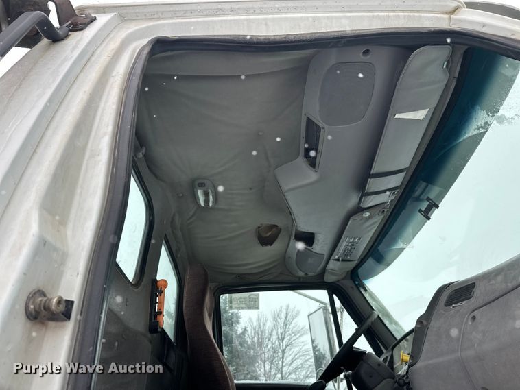 image for item DT6472 2000 Sterling L9500 truck cab and chassis