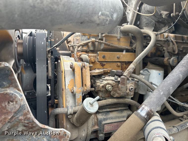 image for item DT6472 2000 Sterling L9500 truck cab and chassis