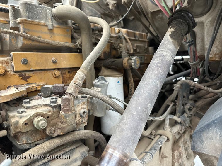 image for item DT6472 2000 Sterling L9500 truck cab and chassis