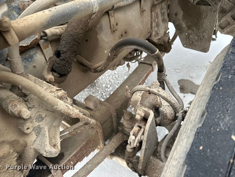 image for item DT6472 2000 Sterling L9500 truck cab and chassis