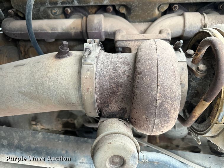 image for item DT6472 2000 Sterling L9500 truck cab and chassis