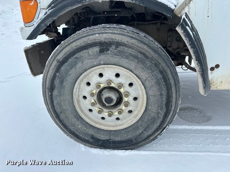 image for item DT6472 2000 Sterling L9500 truck cab and chassis