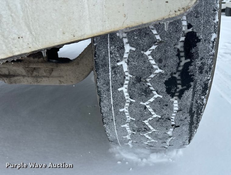 image for item DT6472 2000 Sterling L9500 truck cab and chassis