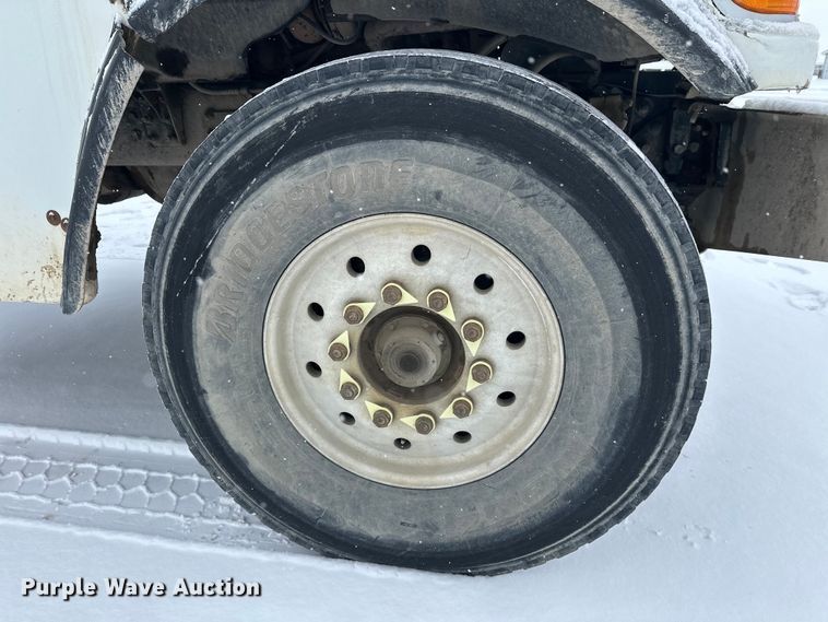 image for item DT6472 2000 Sterling L9500 truck cab and chassis