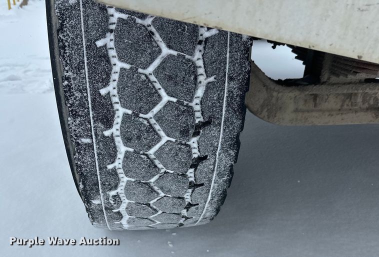 image for item DT6472 2000 Sterling L9500 truck cab and chassis