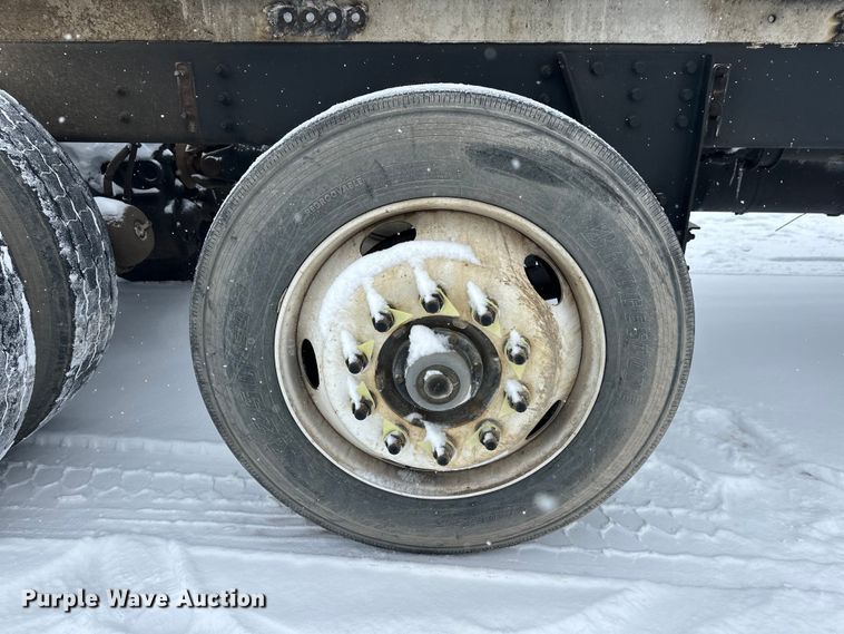 image for item DT6472 2000 Sterling L9500 truck cab and chassis