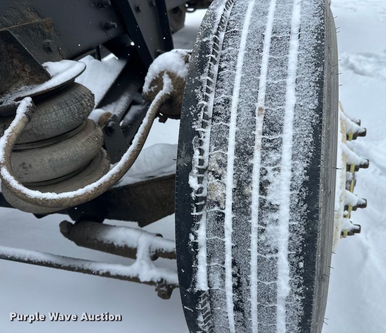 image for item DT6472 2000 Sterling L9500 truck cab and chassis