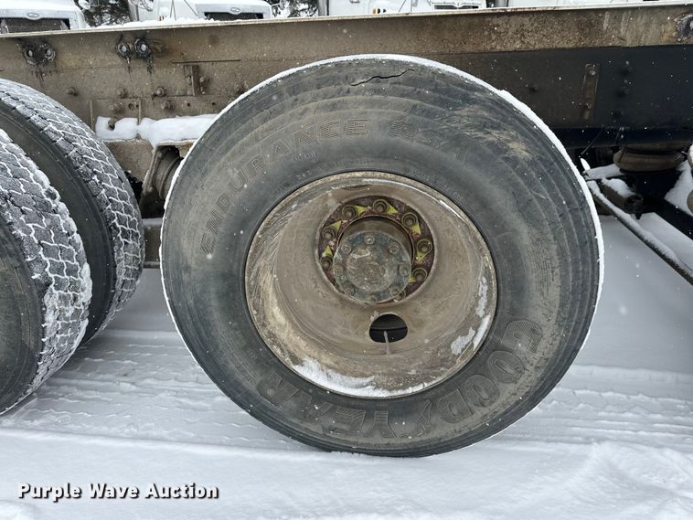 image for item DT6472 2000 Sterling L9500 truck cab and chassis